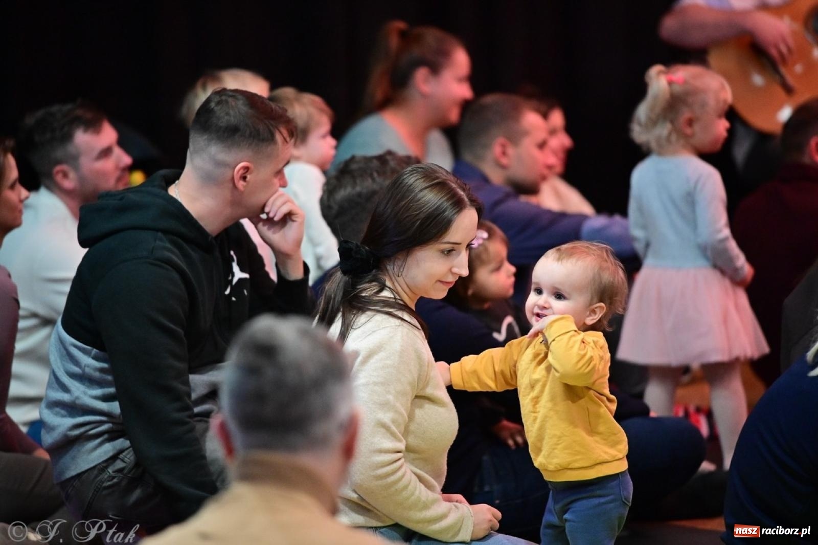 Zdjęcie w galerii na portalu naszraciborz.pl: Maluchy w krainie dźwięków. Muzyczna podróż z Trzema Prosiaczkami za nami! wiadomości z regionu