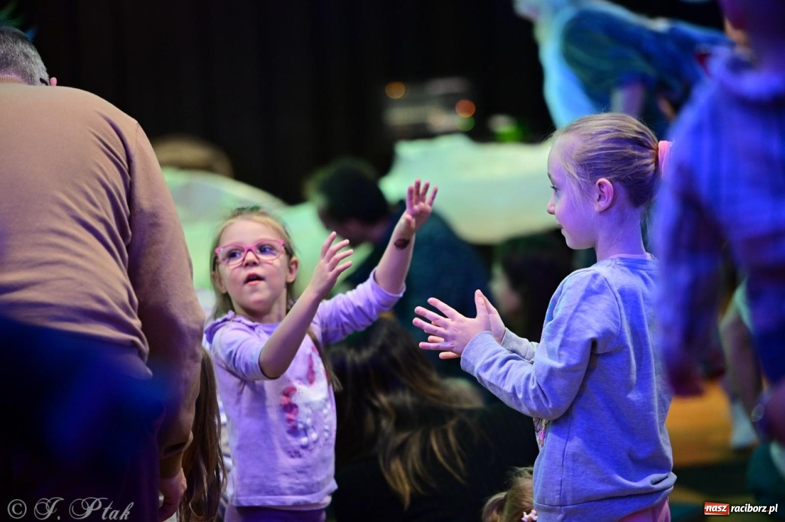 Zdjęcie w galerii na portalu naszraciborz.pl: Maluchy w krainie dźwięków. Muzyczna podróż z Trzema Prosiaczkami za nami! wiadomości z regionu
