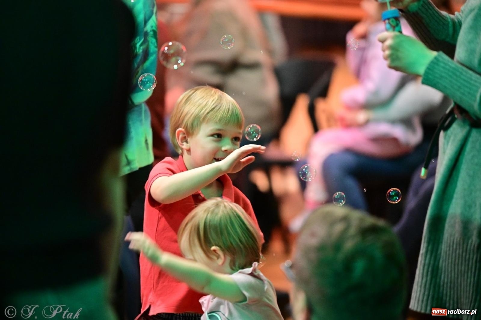 Zdjęcie w galerii na portalu naszraciborz.pl: Maluchy w krainie dźwięków. Muzyczna podróż z Trzema Prosiaczkami za nami! wiadomości z regionu