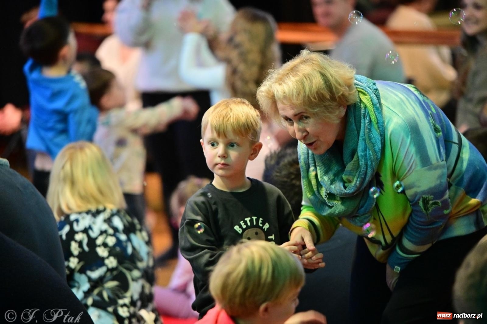 Zdjęcie w galerii na portalu naszraciborz.pl: Maluchy w krainie dźwięków. Muzyczna podróż z Trzema Prosiaczkami za nami! wiadomości z regionu