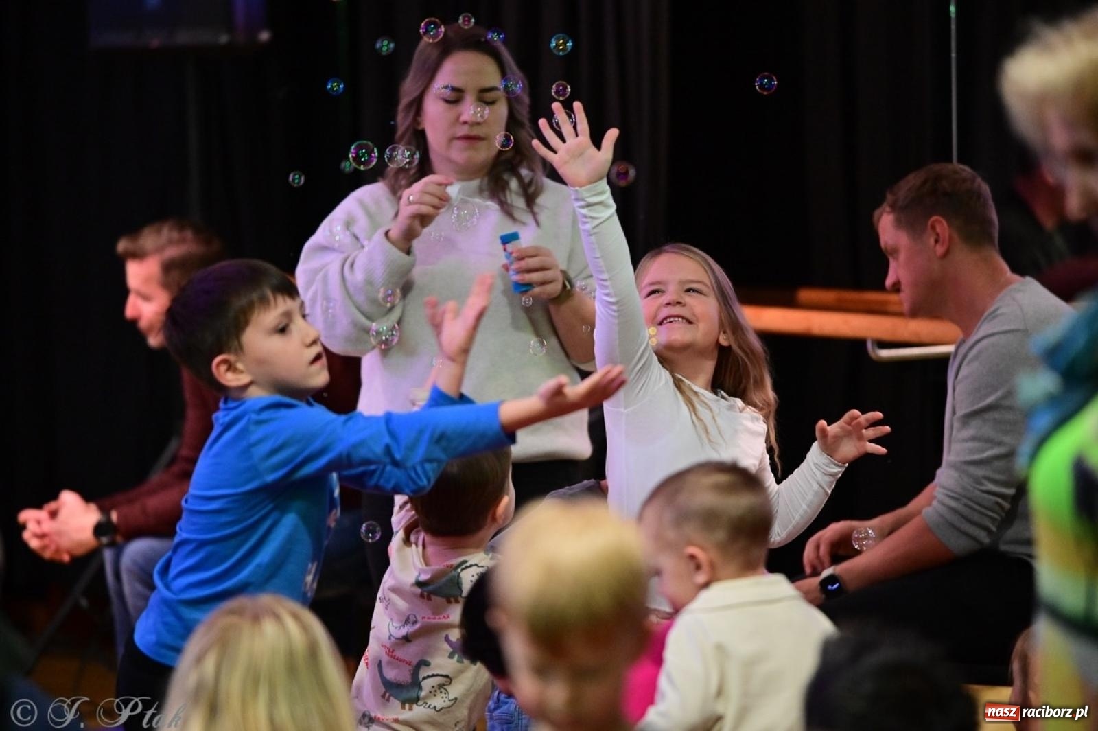 Zdjęcie w galerii na portalu naszraciborz.pl: Maluchy w krainie dźwięków. Muzyczna podróż z Trzema Prosiaczkami za nami! wiadomości z regionu