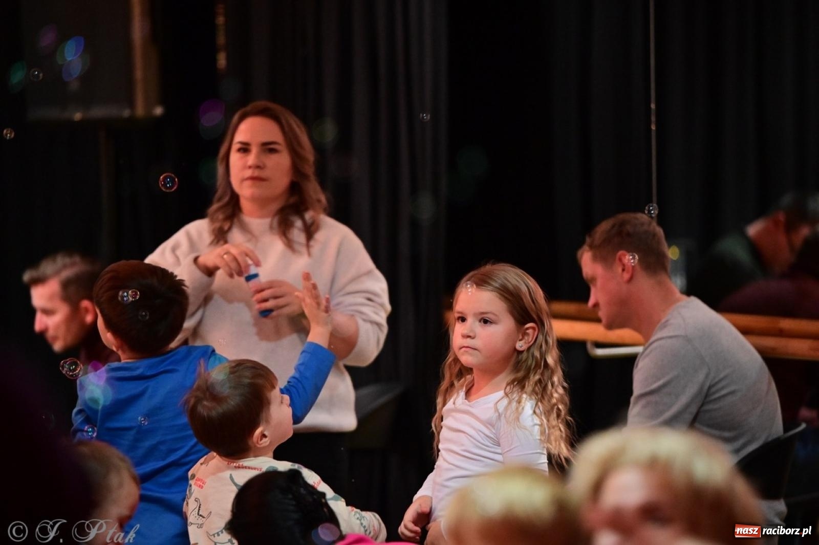 Zdjęcie w galerii na portalu naszraciborz.pl: Maluchy w krainie dźwięków. Muzyczna podróż z Trzema Prosiaczkami za nami! wiadomości z regionu