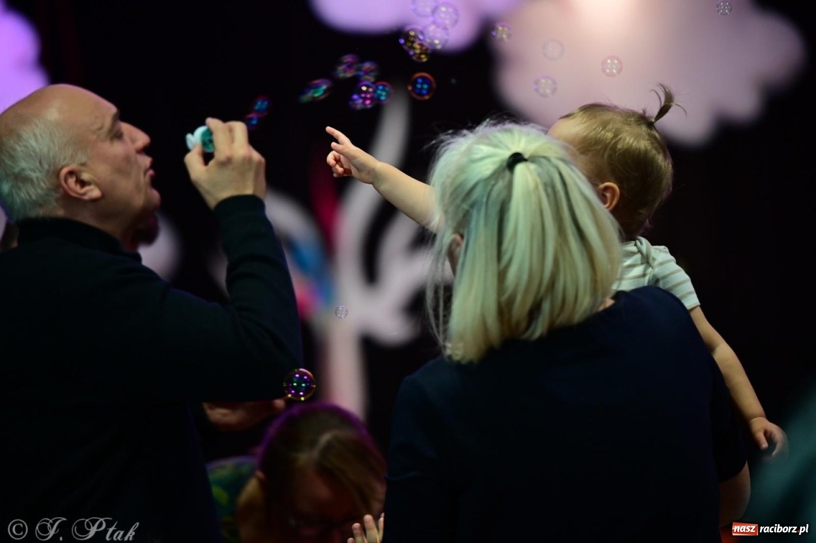 Zdjęcie w galerii na portalu naszraciborz.pl: Maluchy w krainie dźwięków. Muzyczna podróż z Trzema Prosiaczkami za nami! wiadomości z regionu