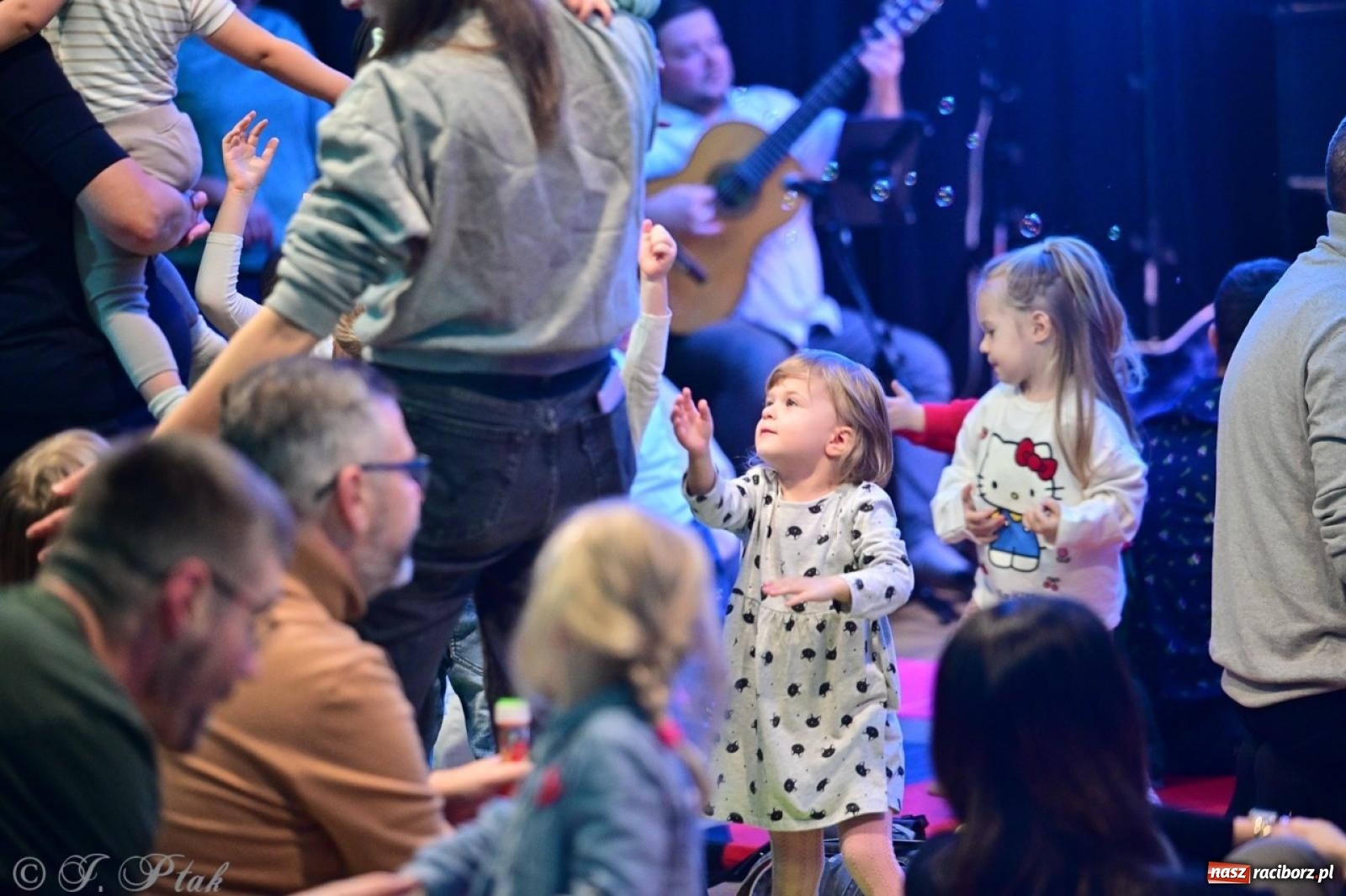 Zdjęcie w galerii na portalu naszraciborz.pl: Maluchy w krainie dźwięków. Muzyczna podróż z Trzema Prosiaczkami za nami! wiadomości z regionu