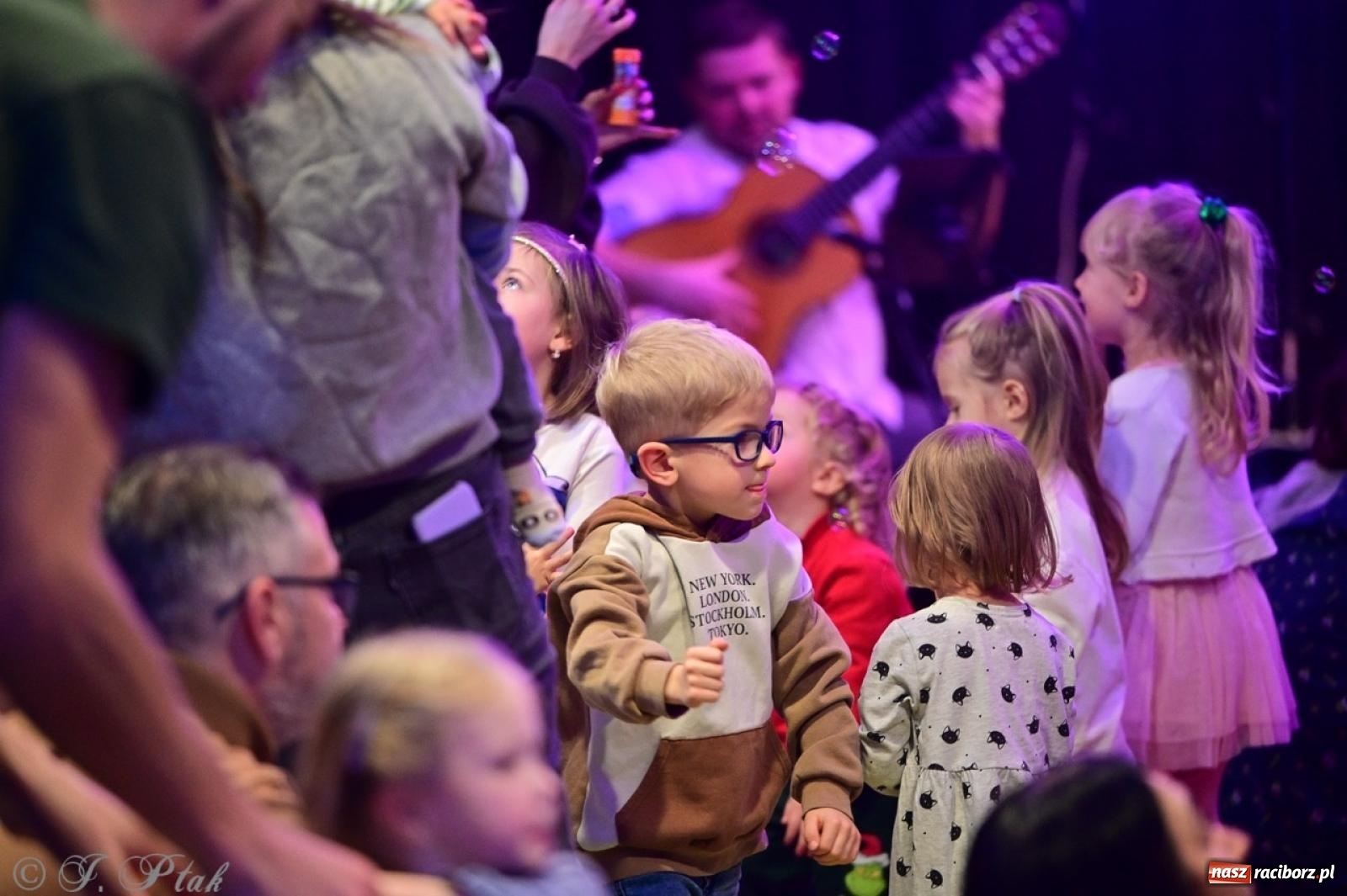 Zdjęcie w galerii na portalu naszraciborz.pl: Maluchy w krainie dźwięków. Muzyczna podróż z Trzema Prosiaczkami za nami! wiadomości z regionu