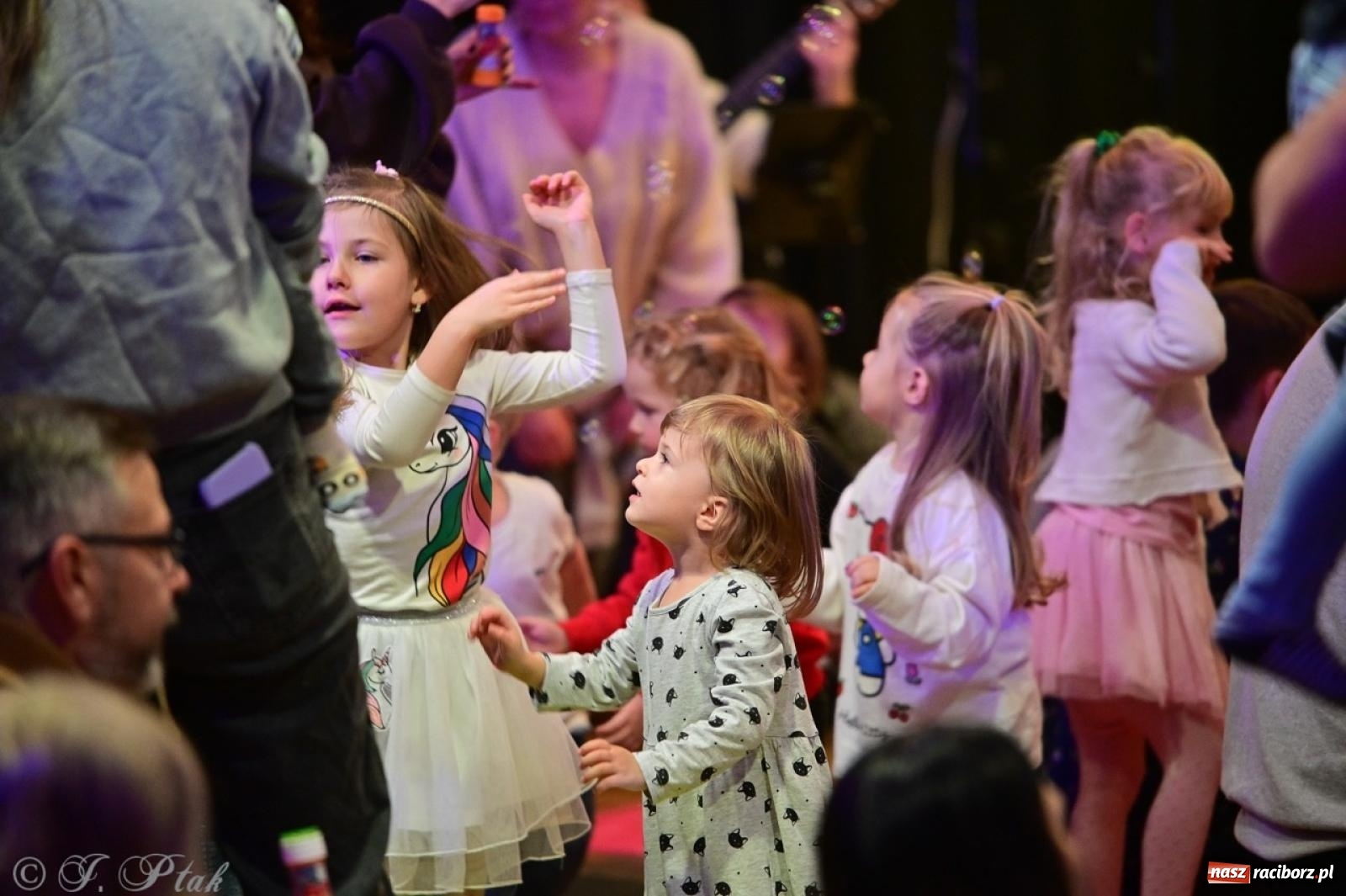 Zdjęcie w galerii na portalu naszraciborz.pl: Maluchy w krainie dźwięków. Muzyczna podróż z Trzema Prosiaczkami za nami! wiadomości z regionu