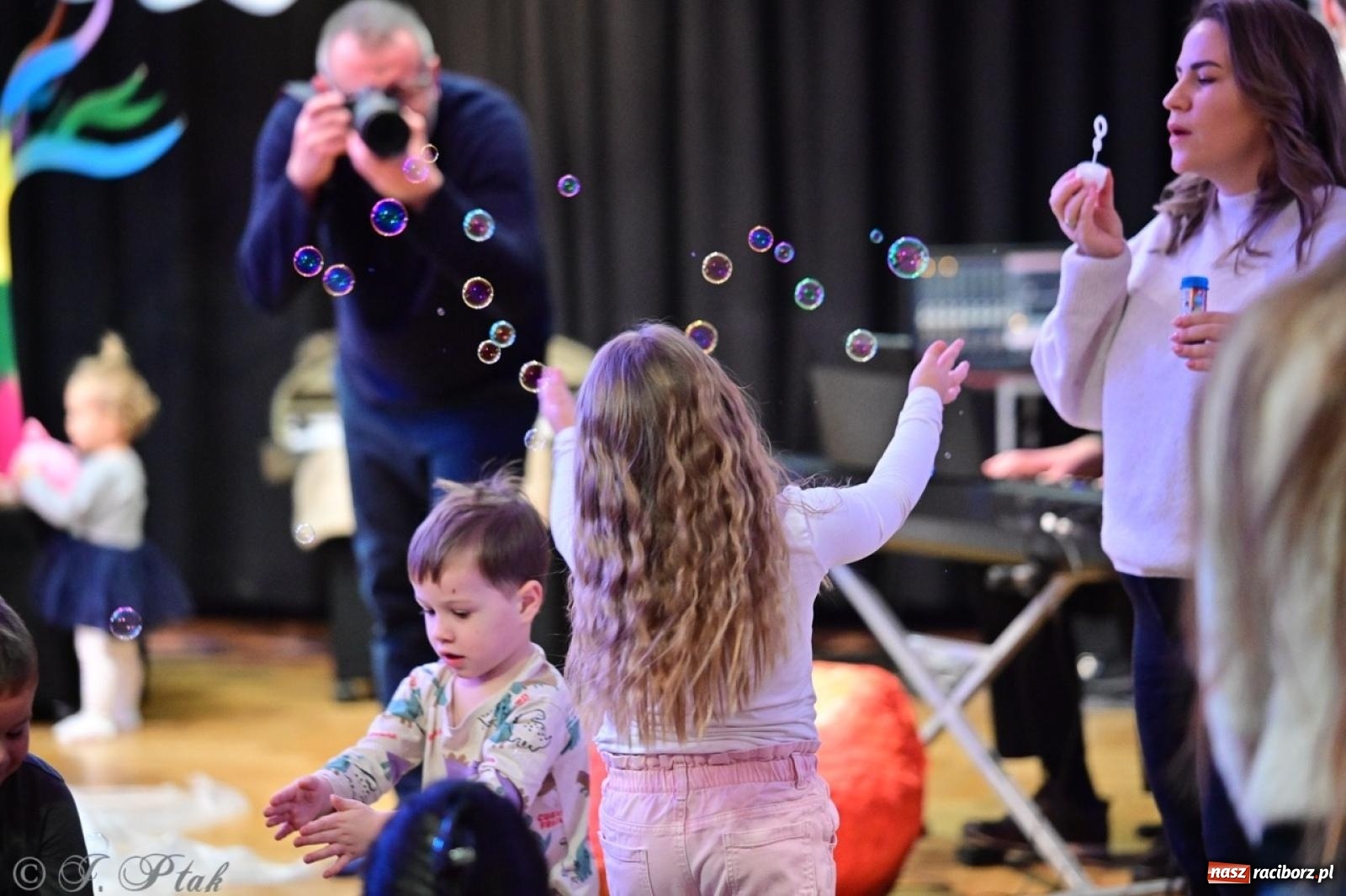 Zdjęcie w galerii na portalu naszraciborz.pl: Maluchy w krainie dźwięków. Muzyczna podróż z Trzema Prosiaczkami za nami! wiadomości z regionu