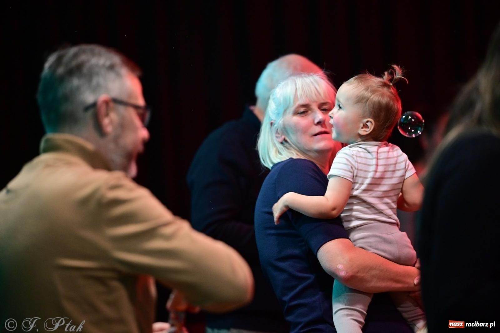 Zdjęcie w galerii na portalu naszraciborz.pl: Maluchy w krainie dźwięków. Muzyczna podróż z Trzema Prosiaczkami za nami! wiadomości z regionu