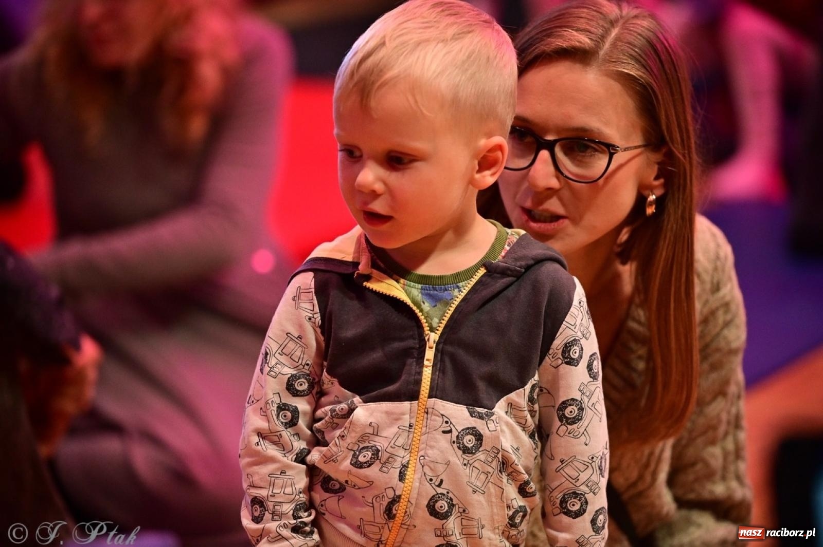 Zdjęcie w galerii na portalu naszraciborz.pl: Maluchy w krainie dźwięków. Muzyczna podróż z Trzema Prosiaczkami za nami! wiadomości z regionu