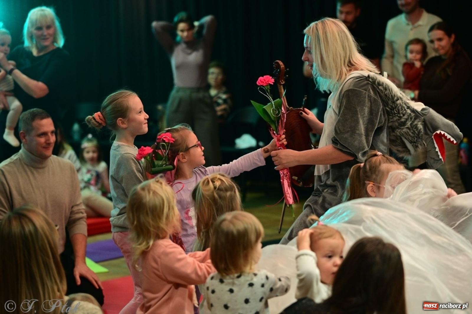 Zdjęcie w galerii na portalu naszraciborz.pl: Maluchy w krainie dźwięków. Muzyczna podróż z Trzema Prosiaczkami za nami! wiadomości z regionu