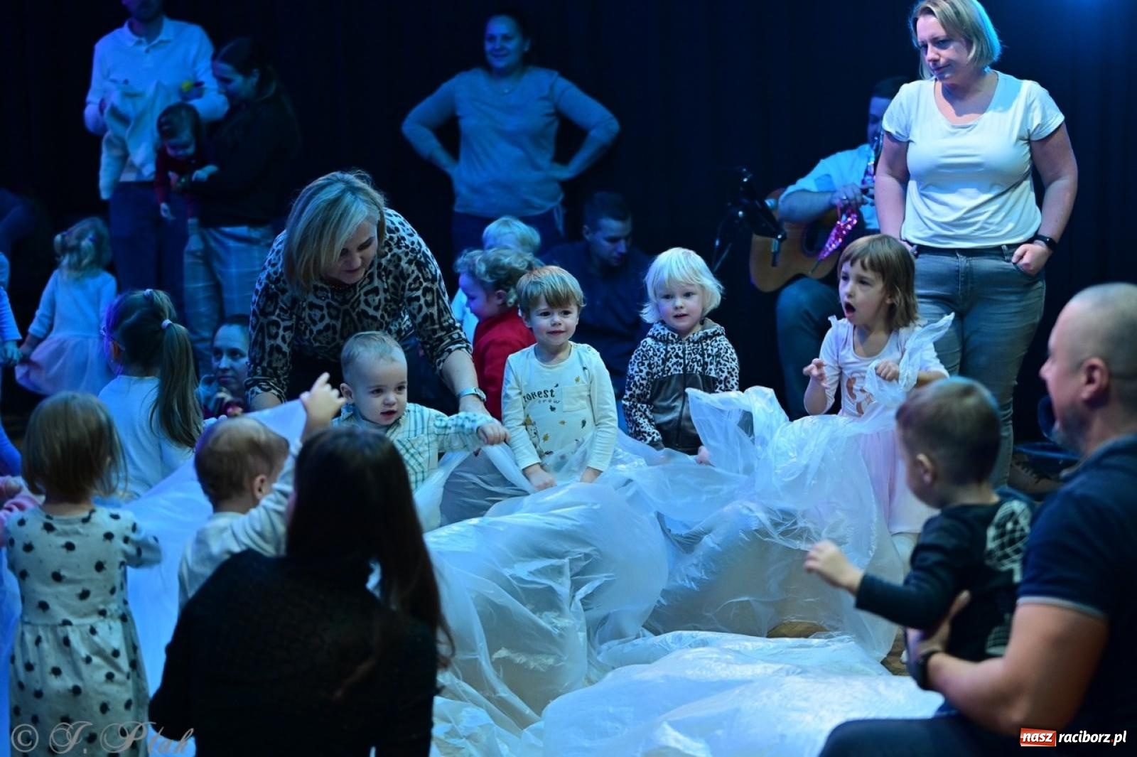 Zdjęcie w galerii na portalu naszraciborz.pl: Maluchy w krainie dźwięków. Muzyczna podróż z Trzema Prosiaczkami za nami! wiadomości z regionu