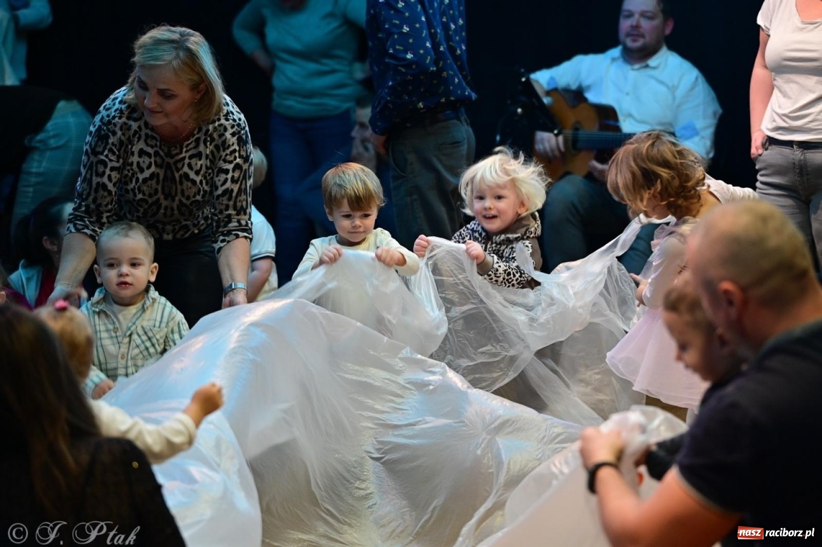 Zdjęcie w galerii na portalu naszraciborz.pl: Maluchy w krainie dźwięków. Muzyczna podróż z Trzema Prosiaczkami za nami! wiadomości z regionu
