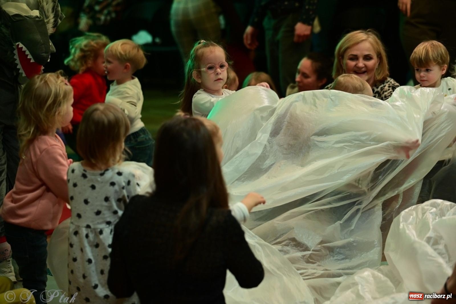 Zdjęcie w galerii na portalu naszraciborz.pl: Maluchy w krainie dźwięków. Muzyczna podróż z Trzema Prosiaczkami za nami! wiadomości z regionu