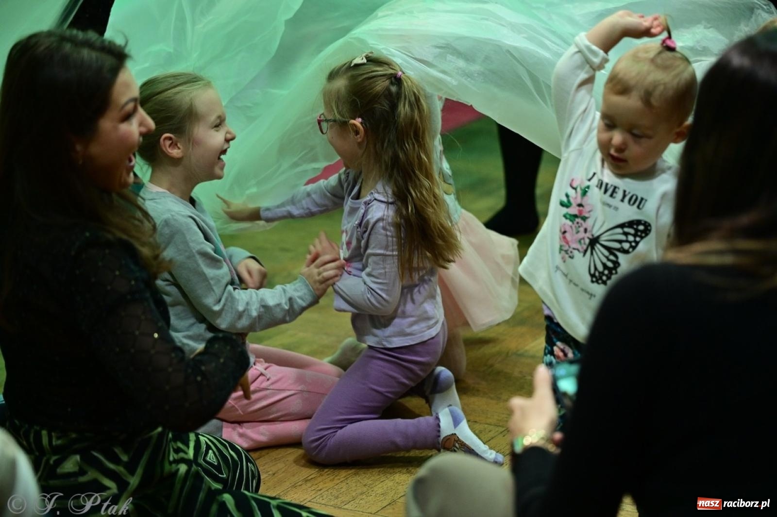 Zdjęcie w galerii na portalu naszraciborz.pl: Maluchy w krainie dźwięków. Muzyczna podróż z Trzema Prosiaczkami za nami! wiadomości z regionu