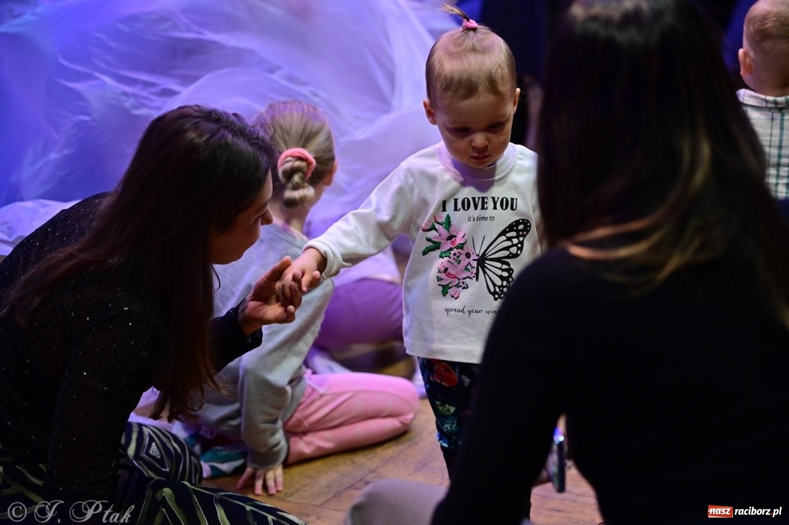 Zdjęcie w galerii na portalu naszraciborz.pl: Maluchy w krainie dźwięków. Muzyczna podróż z Trzema Prosiaczkami za nami! wiadomości z regionu