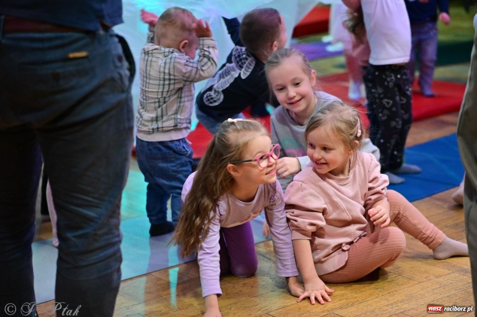 Zdjęcie w galerii na portalu naszraciborz.pl: Maluchy w krainie dźwięków. Muzyczna podróż z Trzema Prosiaczkami za nami! wiadomości z regionu