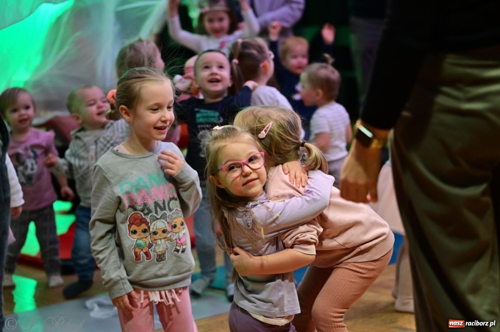 Zdjęcie w galerii na portalu naszraciborz.pl: Maluchy w krainie dźwięków. Muzyczna podróż z Trzema Prosiaczkami za nami! wiadomości z regionu