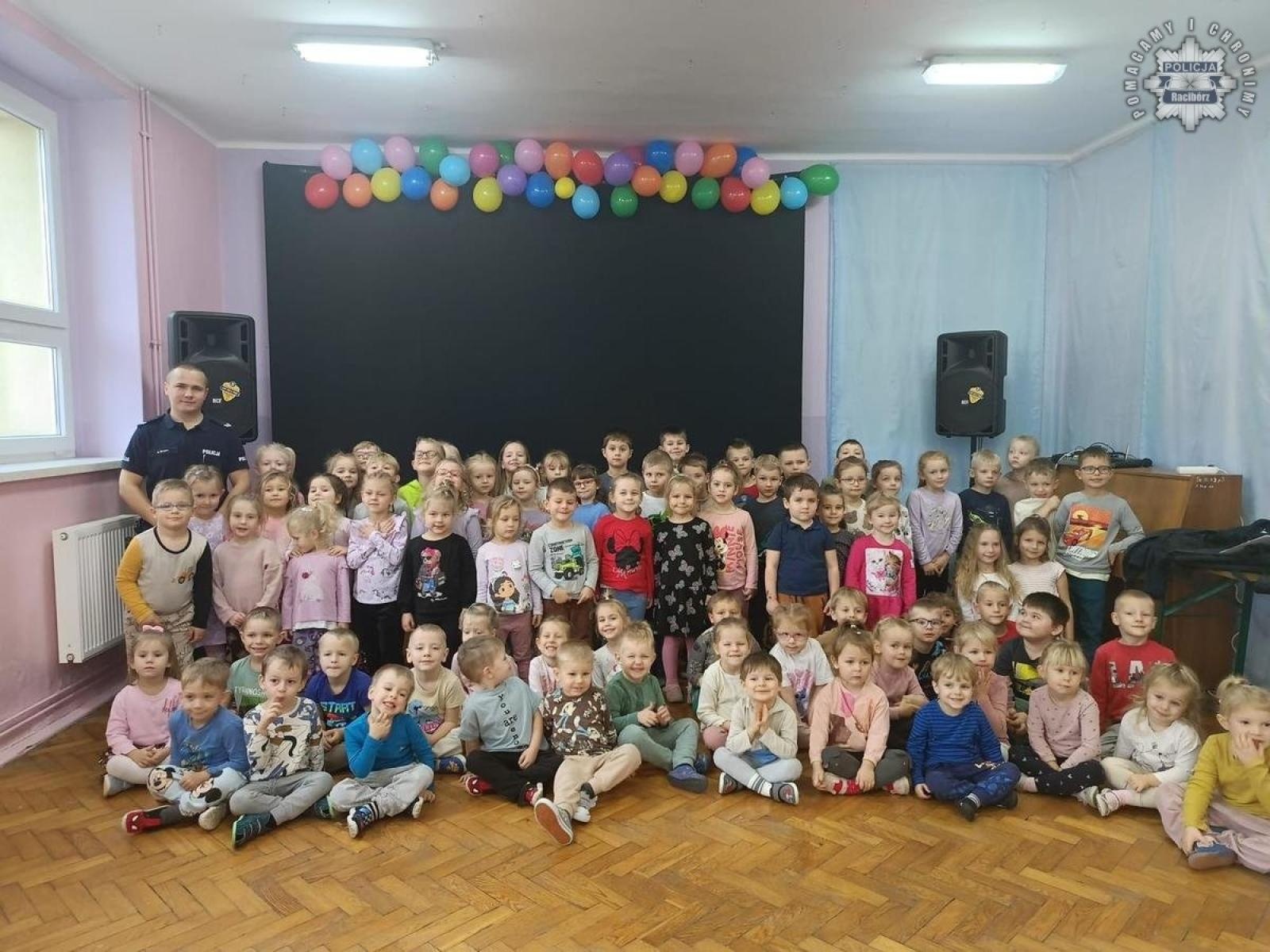 Zdjęcie w galerii na portalu naszraciborz.pl: Dzielnicowy z Krzyżanowic z wizytą w przedszkolu wiadomości z regionu