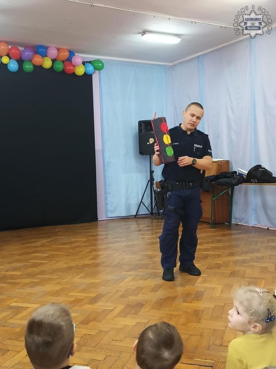 Zdjęcie w galerii na portalu naszraciborz.pl: Dzielnicowy z Krzyżanowic z wizytą w przedszkolu wiadomości z regionu