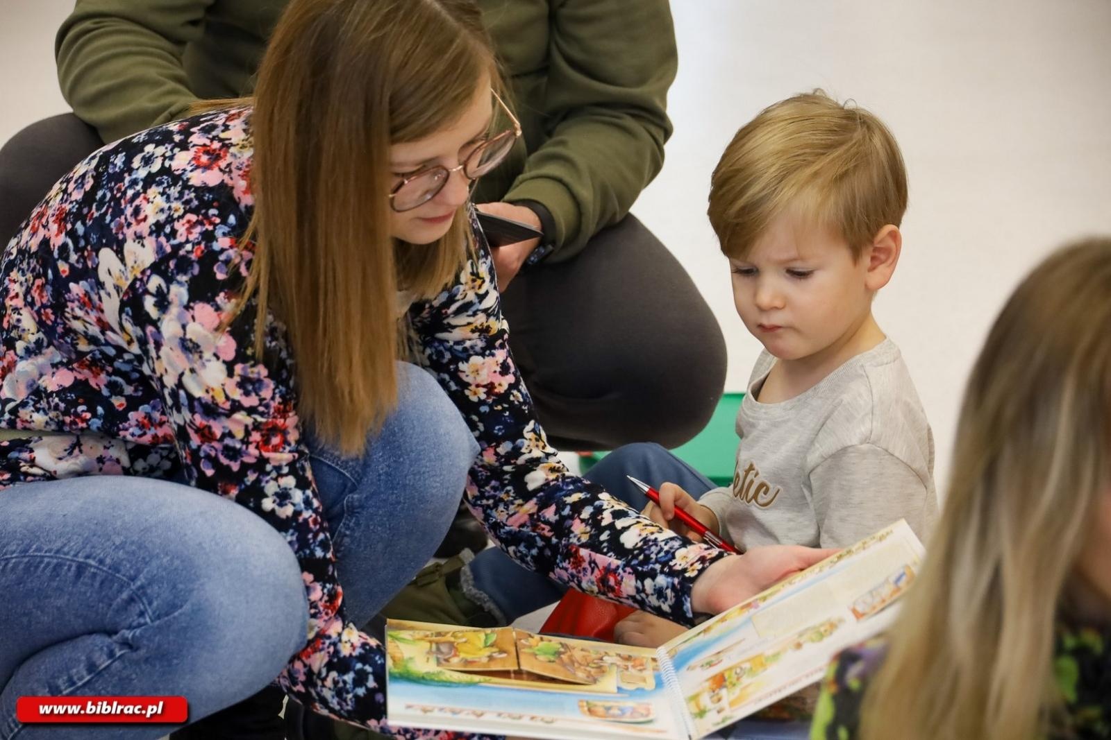 Zdjęcie w galerii na portalu naszraciborz.pl: O mądrych książkach dla dzieci w Klubie Ojca wiadomości z regionu