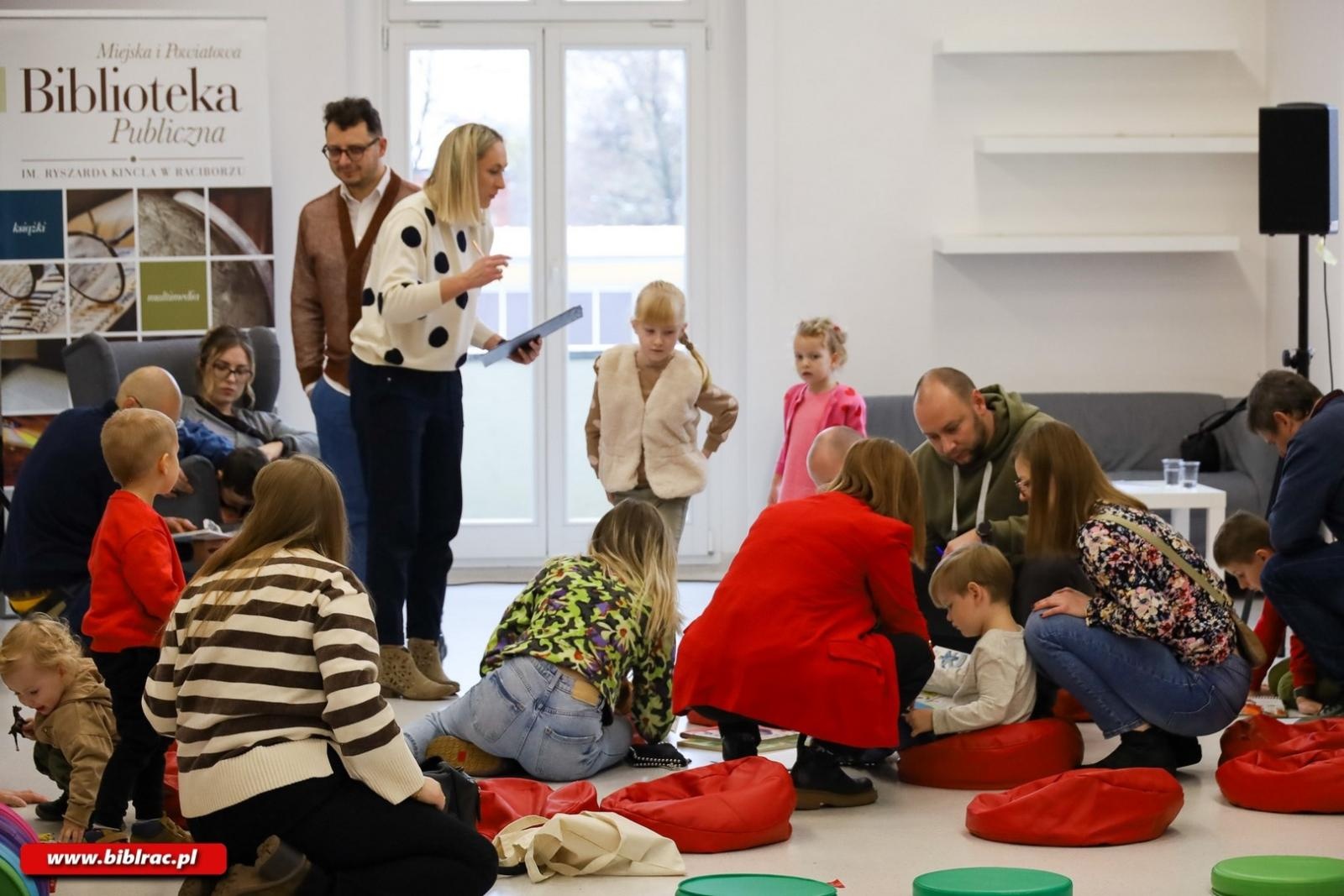 Zdjęcie w galerii na portalu naszraciborz.pl: O mądrych książkach dla dzieci w Klubie Ojca wiadomości z regionu