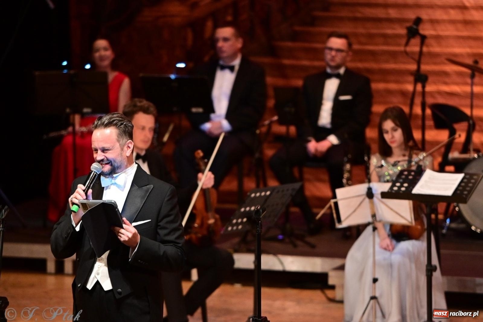 Zdjęcie w galerii na portalu naszraciborz.pl: Wielka gala operetkowa: Johann Strauss i przyjaciele zachwycili Racibórz wiadomości z regionu