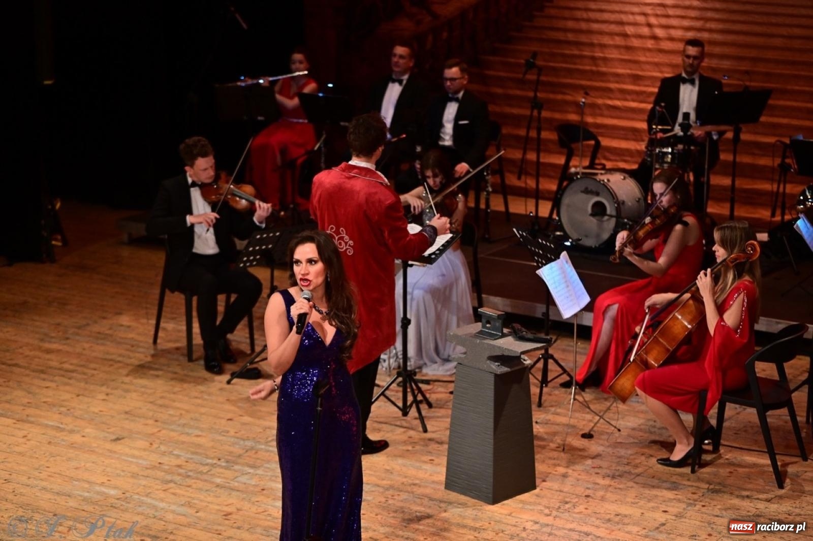 Zdjęcie w galerii na portalu naszraciborz.pl: Wielka gala operetkowa: Johann Strauss i przyjaciele zachwycili Racibórz wiadomości z regionu