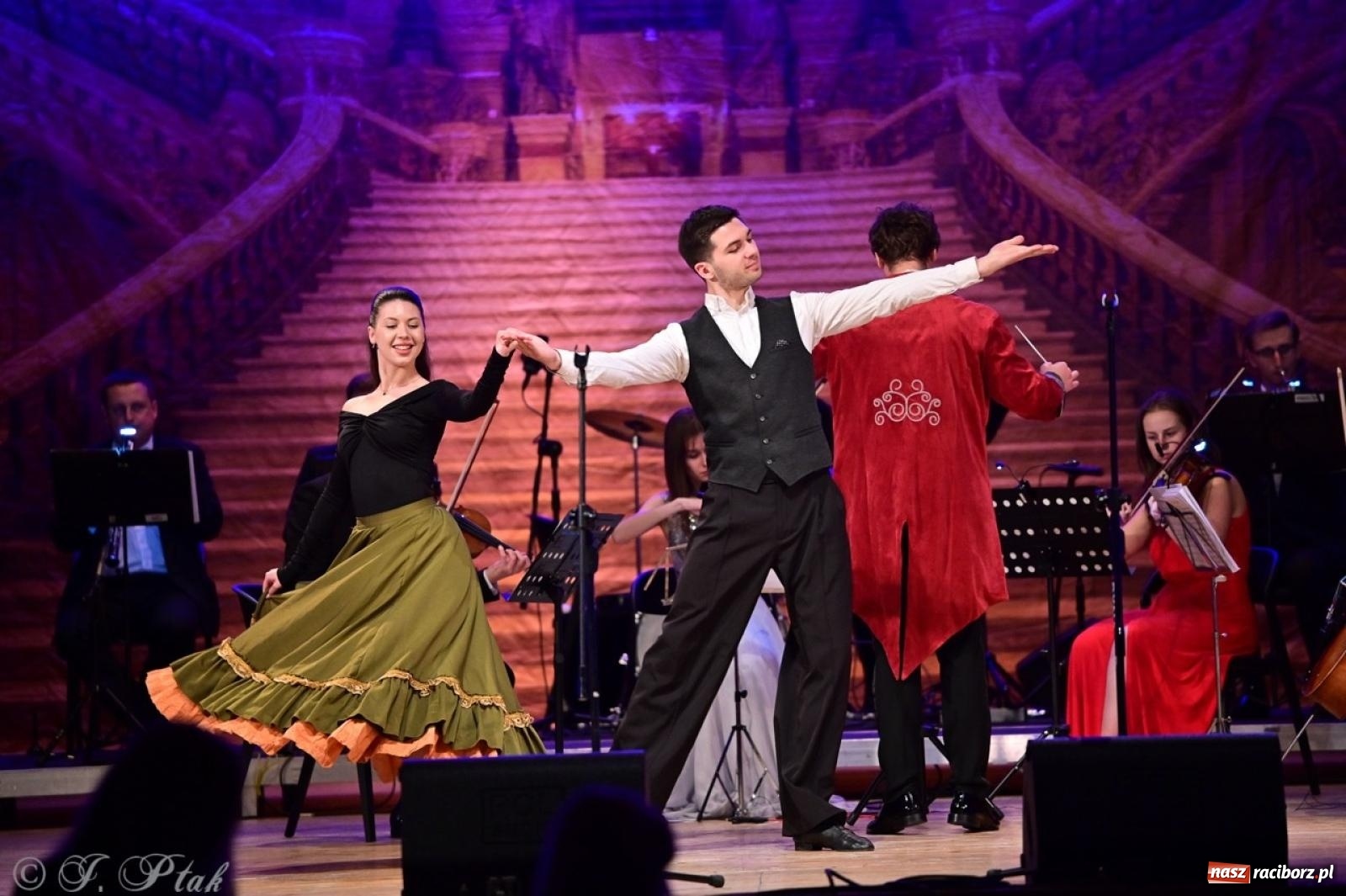 Zdjęcie w galerii na portalu naszraciborz.pl: Wielka gala operetkowa: Johann Strauss i przyjaciele zachwycili Racibórz wiadomości z regionu