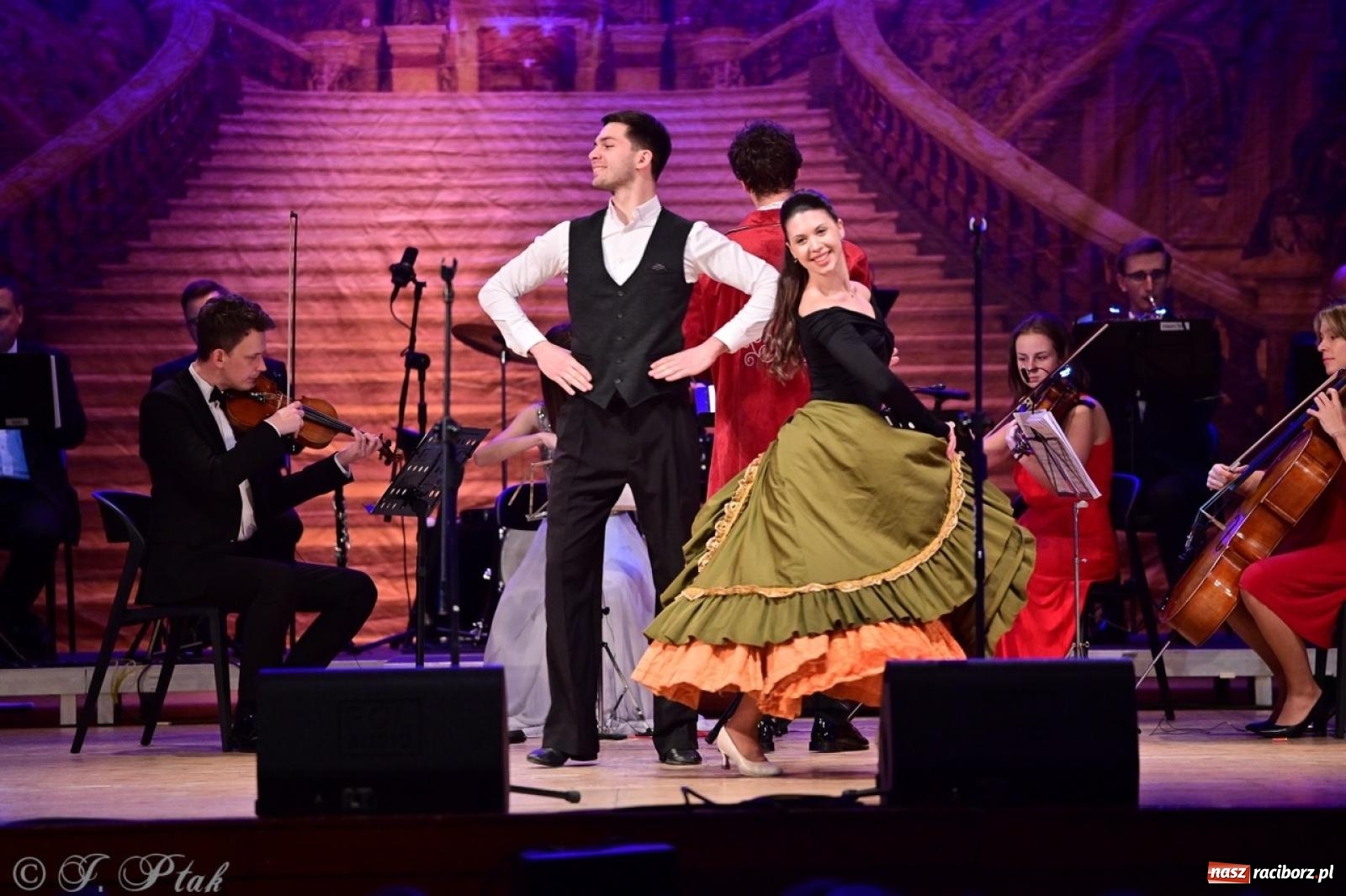 Zdjęcie w galerii na portalu naszraciborz.pl: Wielka gala operetkowa: Johann Strauss i przyjaciele zachwycili Racibórz wiadomości z regionu