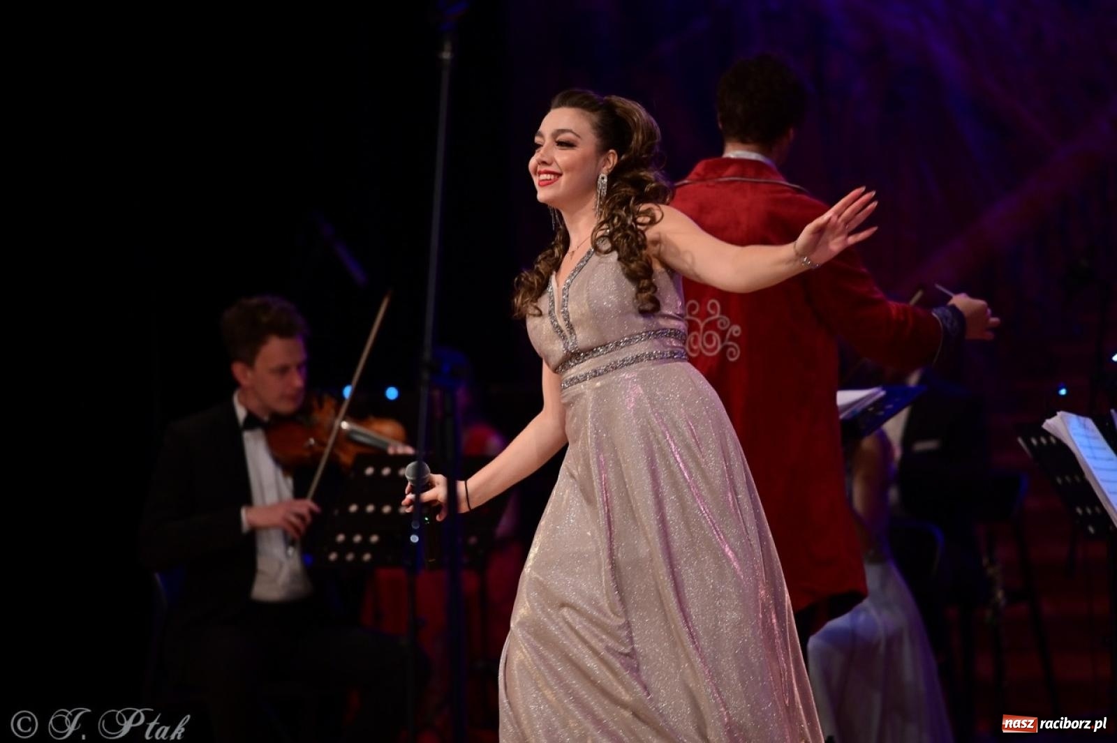 Zdjęcie w galerii na portalu naszraciborz.pl: Wielka gala operetkowa: Johann Strauss i przyjaciele zachwycili Racibórz wiadomości z regionu