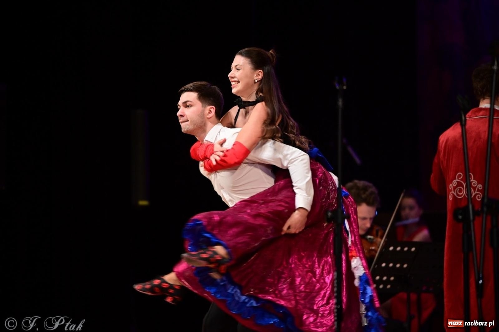 Zdjęcie w galerii na portalu naszraciborz.pl: Wielka gala operetkowa: Johann Strauss i przyjaciele zachwycili Racibórz wiadomości z regionu