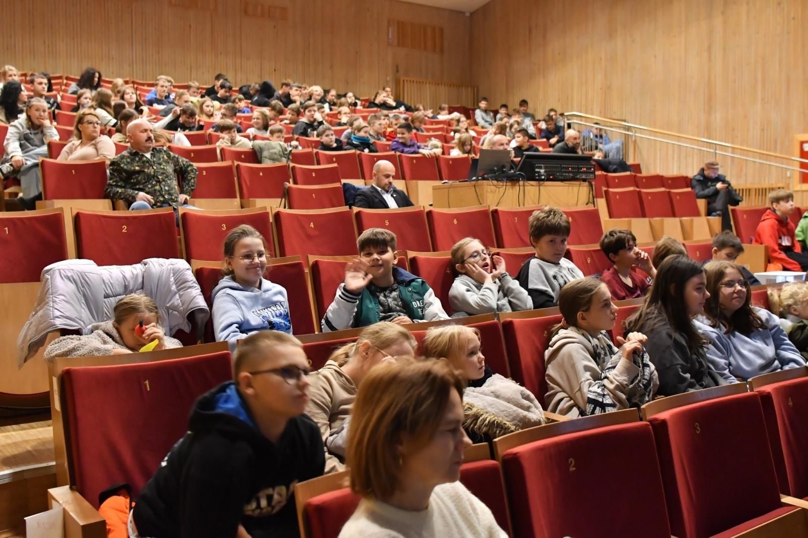 Zdjęcie w galerii na portalu naszraciborz.pl: Most między nauką a przyrodą: Obserwacja ptaków w Kuźni Raciborskiej wiadomości z regionu