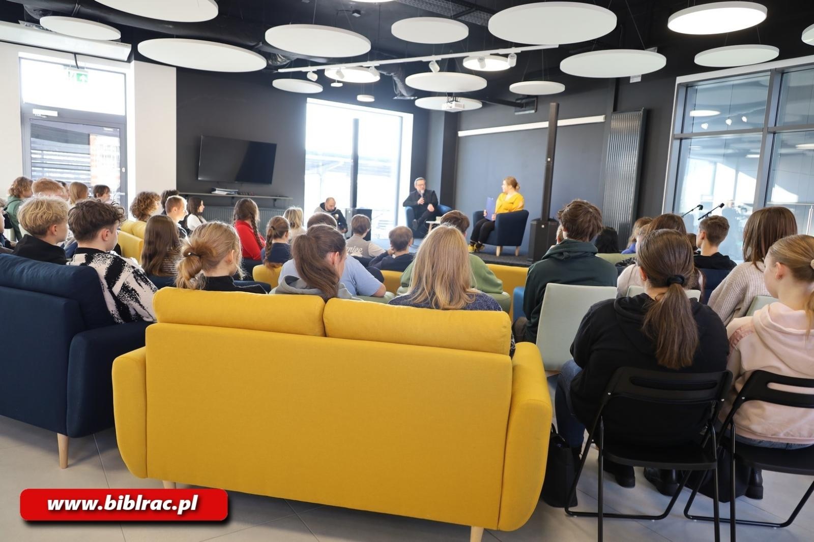 Zdjęcie w galerii na portalu naszraciborz.pl: Jakub Zając pierwszym gościem Stacji Młodych wiadomości z regionu