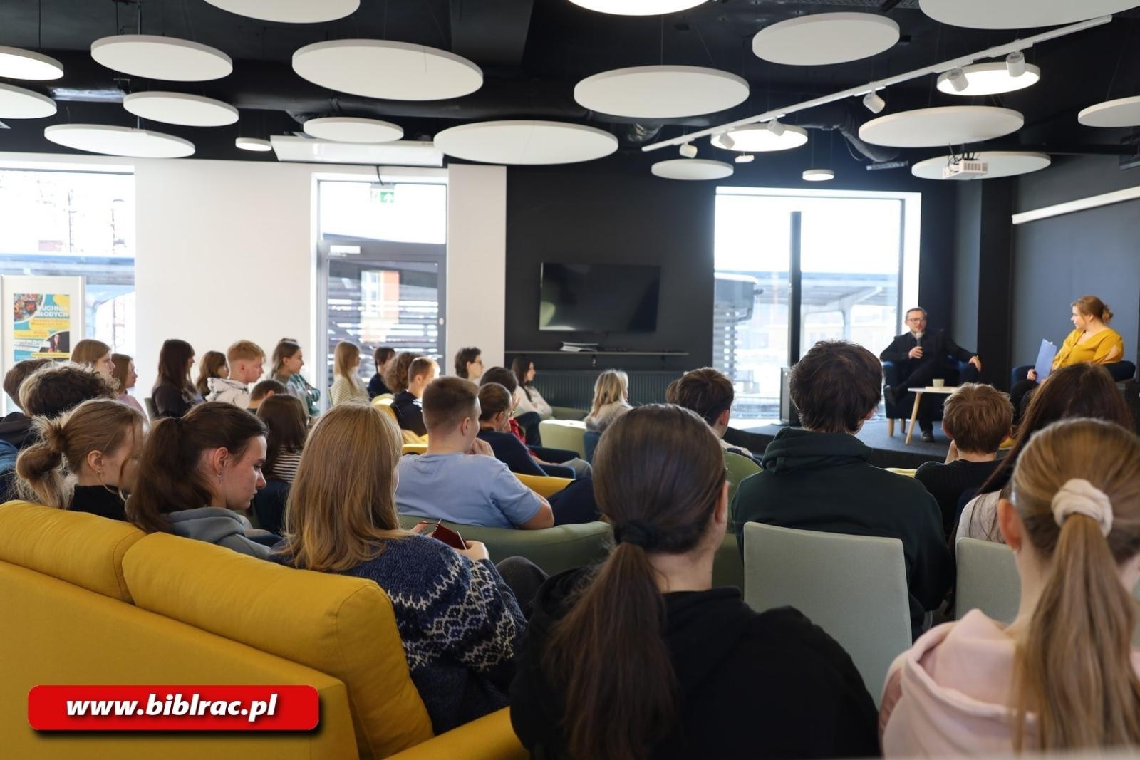 Zdjęcie w galerii na portalu naszraciborz.pl: Jakub Zając pierwszym gościem Stacji Młodych wiadomości z regionu