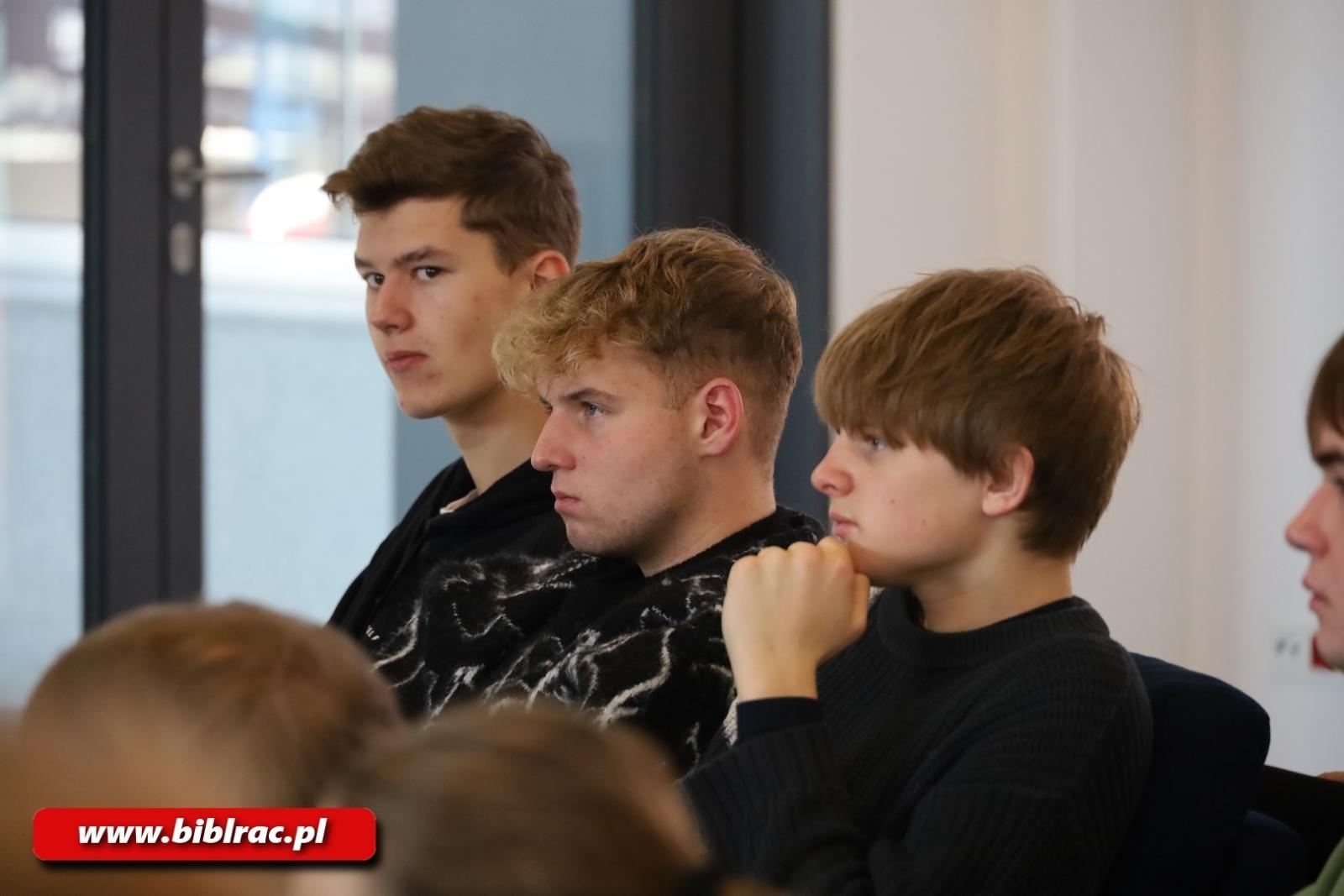 Zdjęcie w galerii na portalu naszraciborz.pl: Jakub Zając pierwszym gościem Stacji Młodych wiadomości z regionu