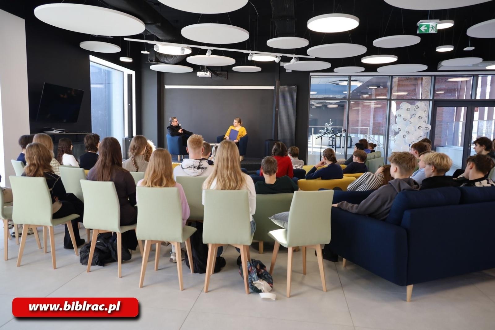 Zdjęcie w galerii na portalu naszraciborz.pl: Jakub Zając pierwszym gościem Stacji Młodych wiadomości z regionu