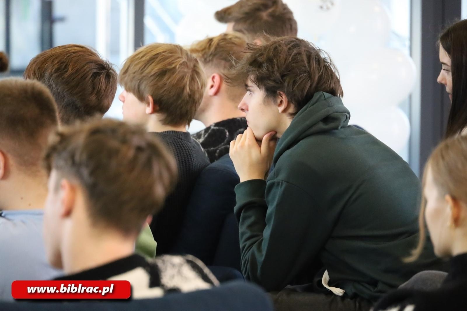 Zdjęcie w galerii na portalu naszraciborz.pl: Jakub Zając pierwszym gościem Stacji Młodych wiadomości z regionu