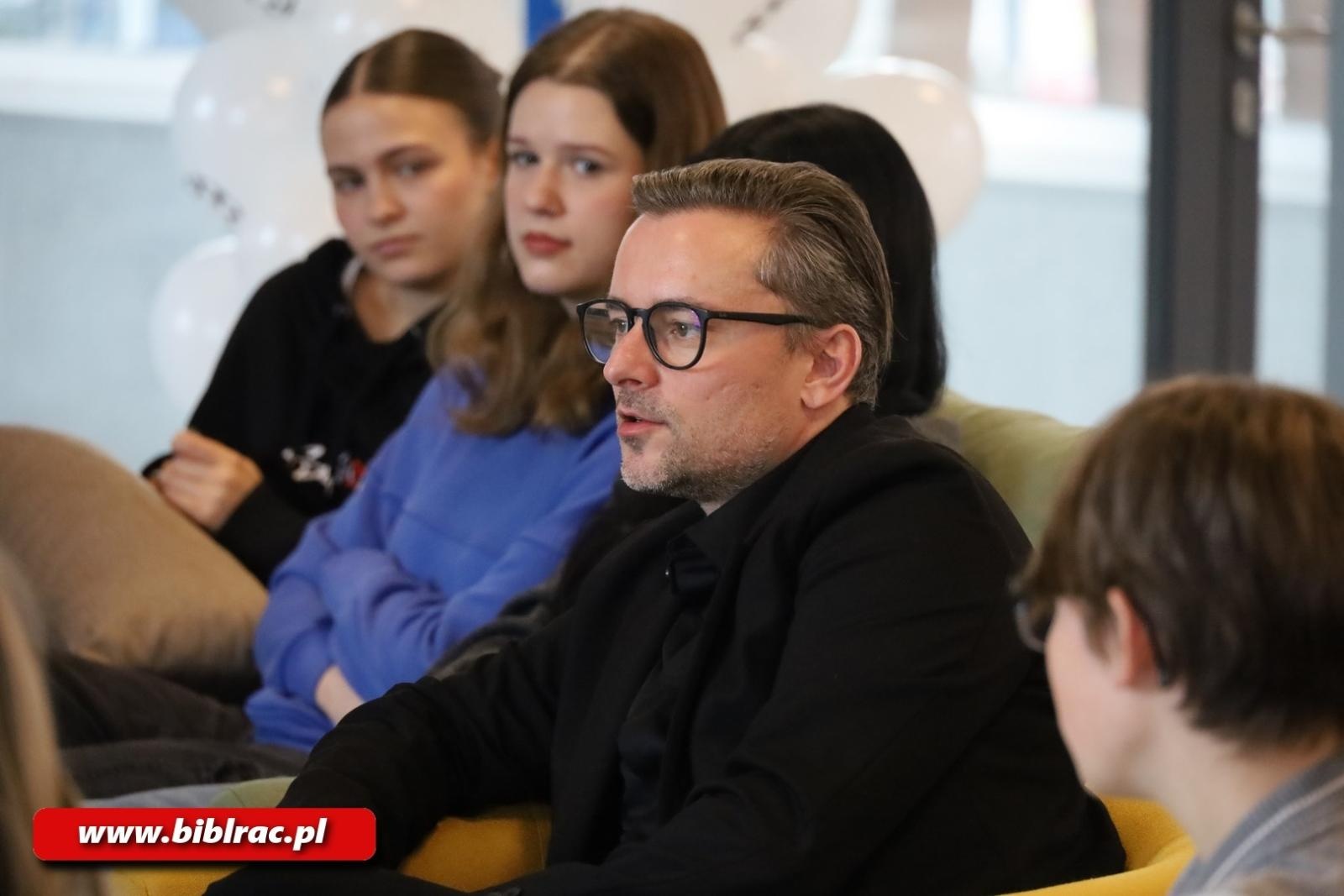 Zdjęcie w galerii na portalu naszraciborz.pl: Jakub Zając pierwszym gościem Stacji Młodych wiadomości z regionu