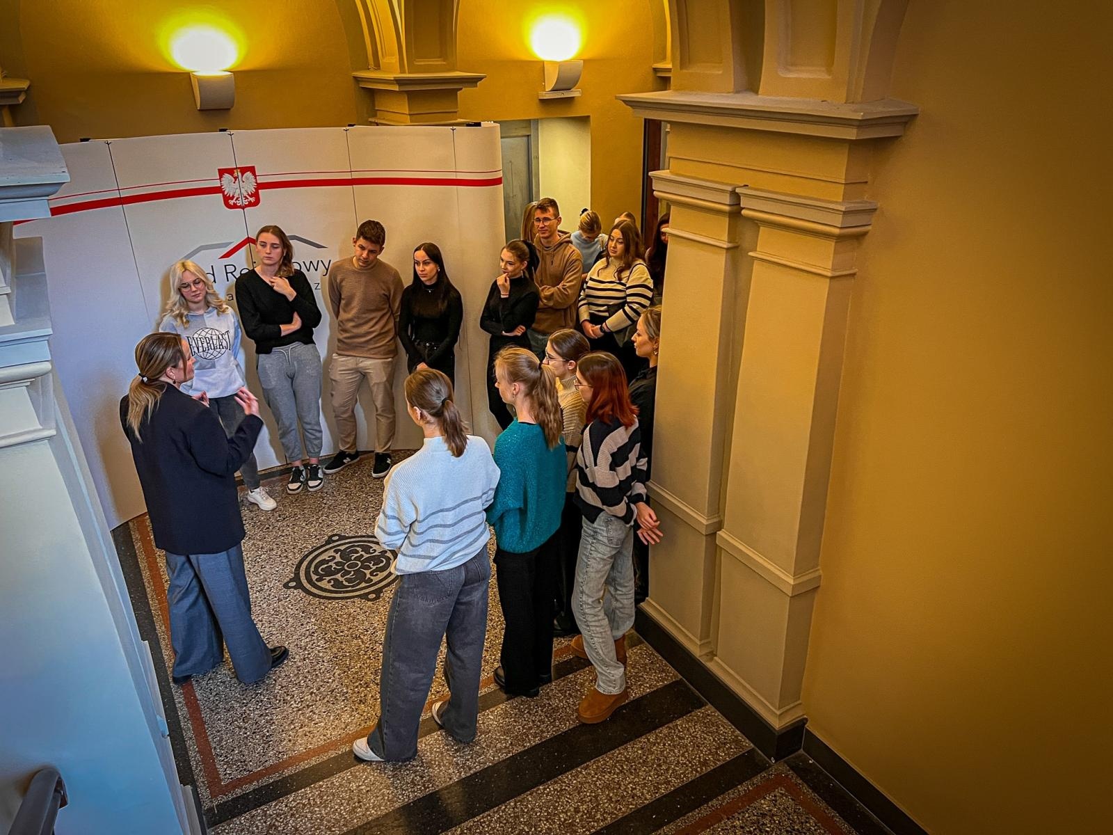 Zdjęcie w galerii na portalu naszraciborz.pl: Studenci pielęgniarstwa zgłębiają prawo medyczne w raciborskim sądzie. Zajęcia w praktyce wymiaru sprawiedliwości wiadomości z regionu