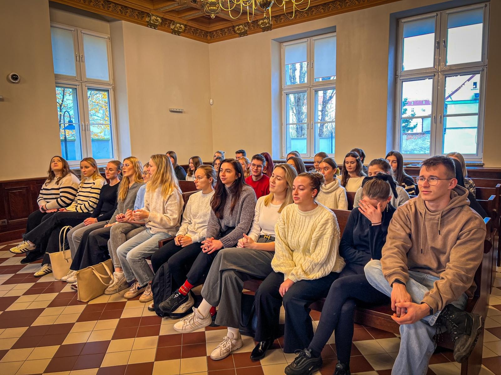 Zdjęcie w galerii na portalu naszraciborz.pl: Studenci pielęgniarstwa zgłębiają prawo medyczne w raciborskim sądzie. Zajęcia w praktyce wymiaru sprawiedliwości wiadomości z regionu