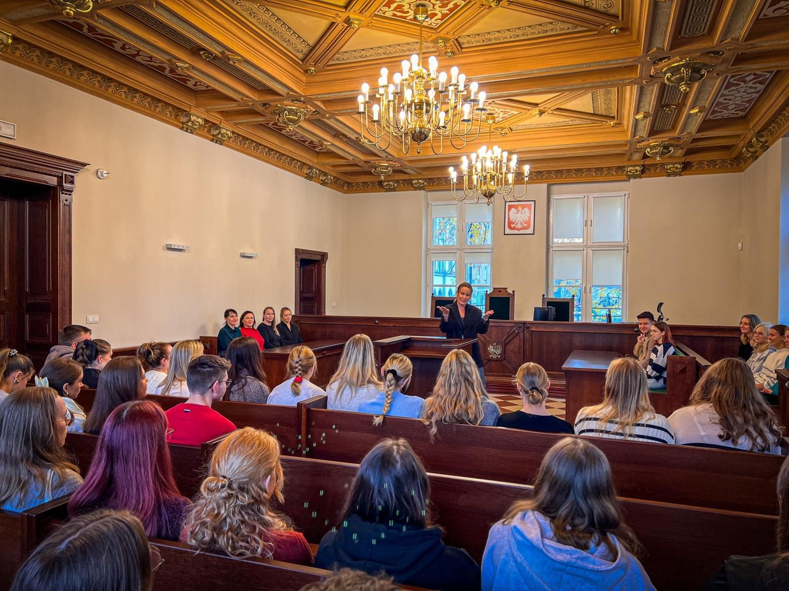 Zdjęcie w galerii na portalu naszraciborz.pl: Studenci pielęgniarstwa zgłębiają prawo medyczne w raciborskim sądzie. Zajęcia w praktyce wymiaru sprawiedliwości wiadomości z regionu