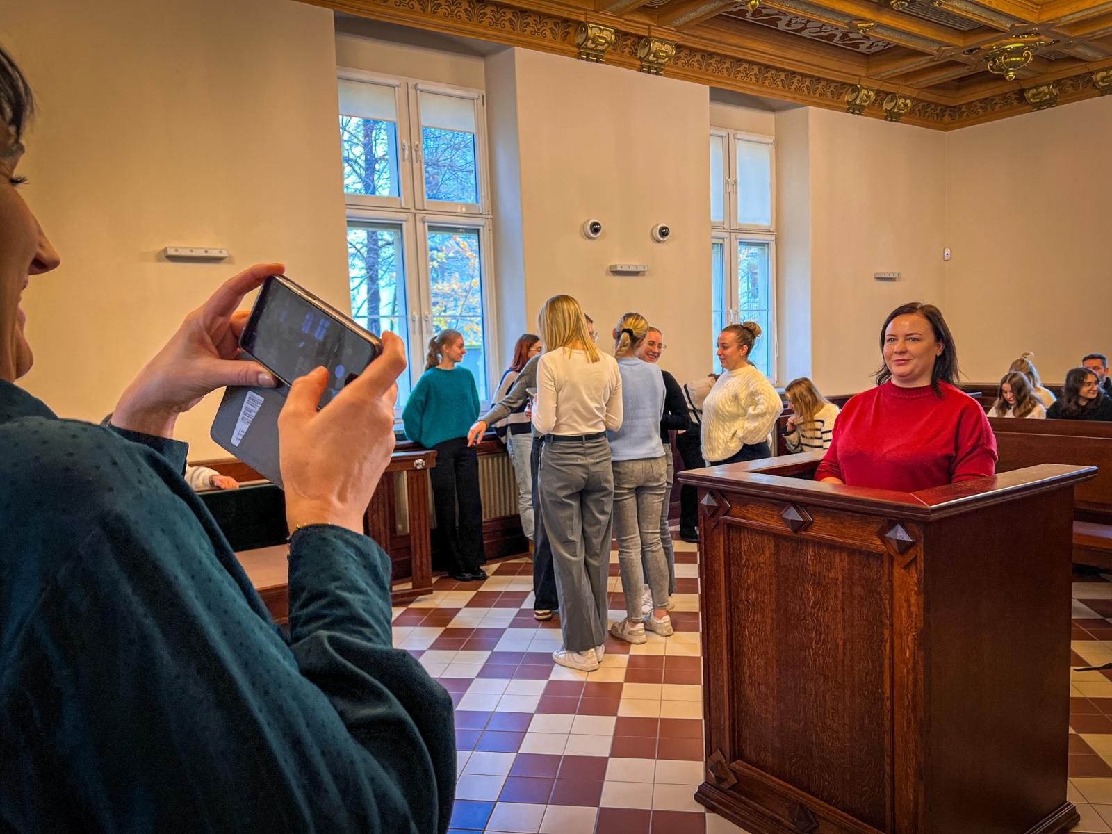 Zdjęcie w galerii na portalu naszraciborz.pl: Studenci pielęgniarstwa zgłębiają prawo medyczne w raciborskim sądzie. Zajęcia w praktyce wymiaru sprawiedliwości wiadomości z regionu