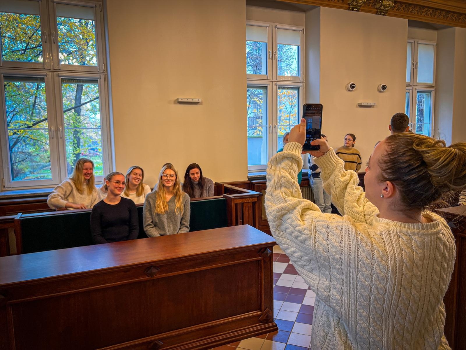 Zdjęcie w galerii na portalu naszraciborz.pl: Studenci pielęgniarstwa zgłębiają prawo medyczne w raciborskim sądzie. Zajęcia w praktyce wymiaru sprawiedliwości wiadomości z regionu