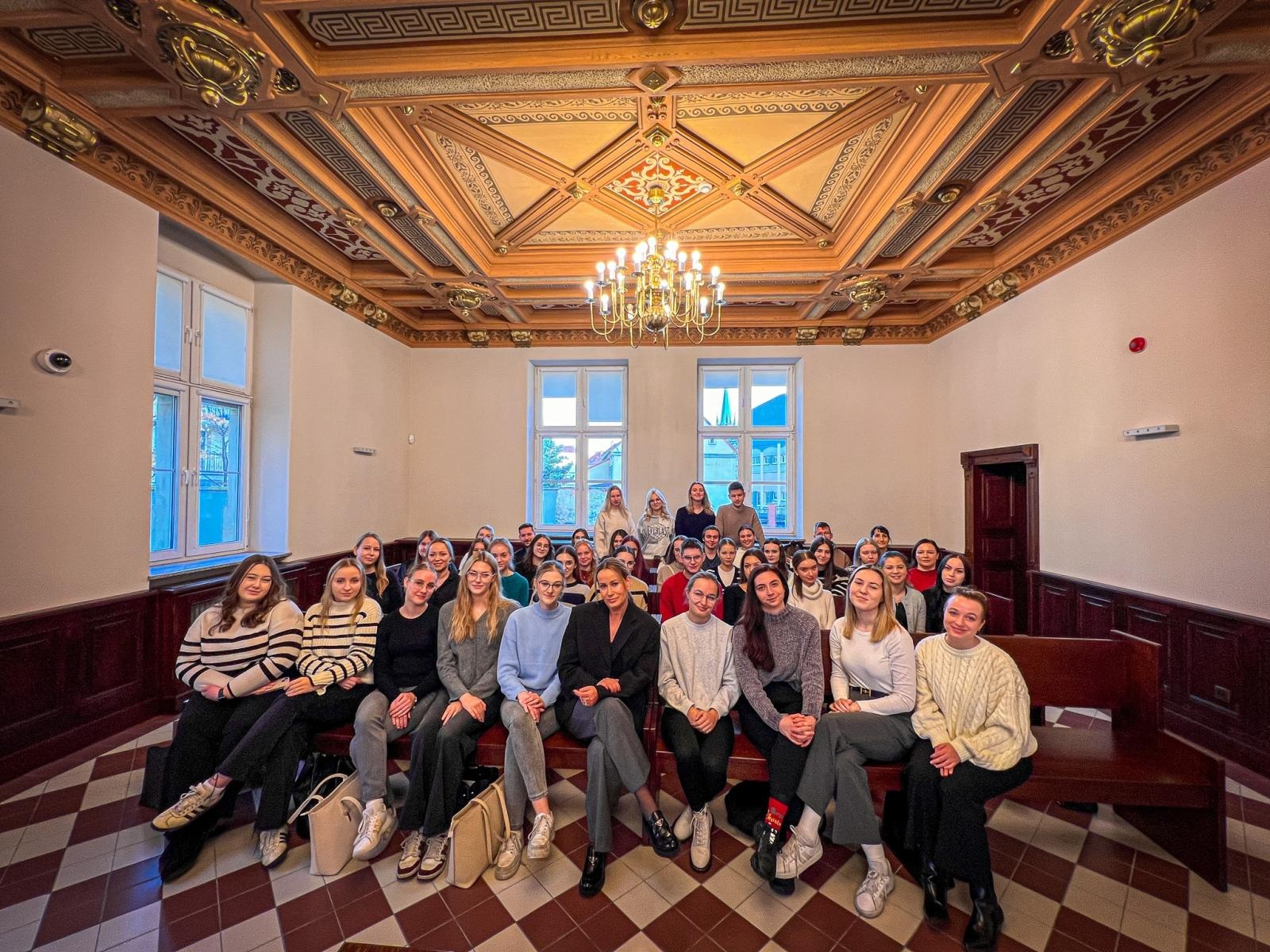 Zdjęcie w galerii na portalu naszraciborz.pl: Studenci pielęgniarstwa zgłębiają prawo medyczne w raciborskim sądzie. Zajęcia w praktyce wymiaru sprawiedliwości wiadomości z regionu