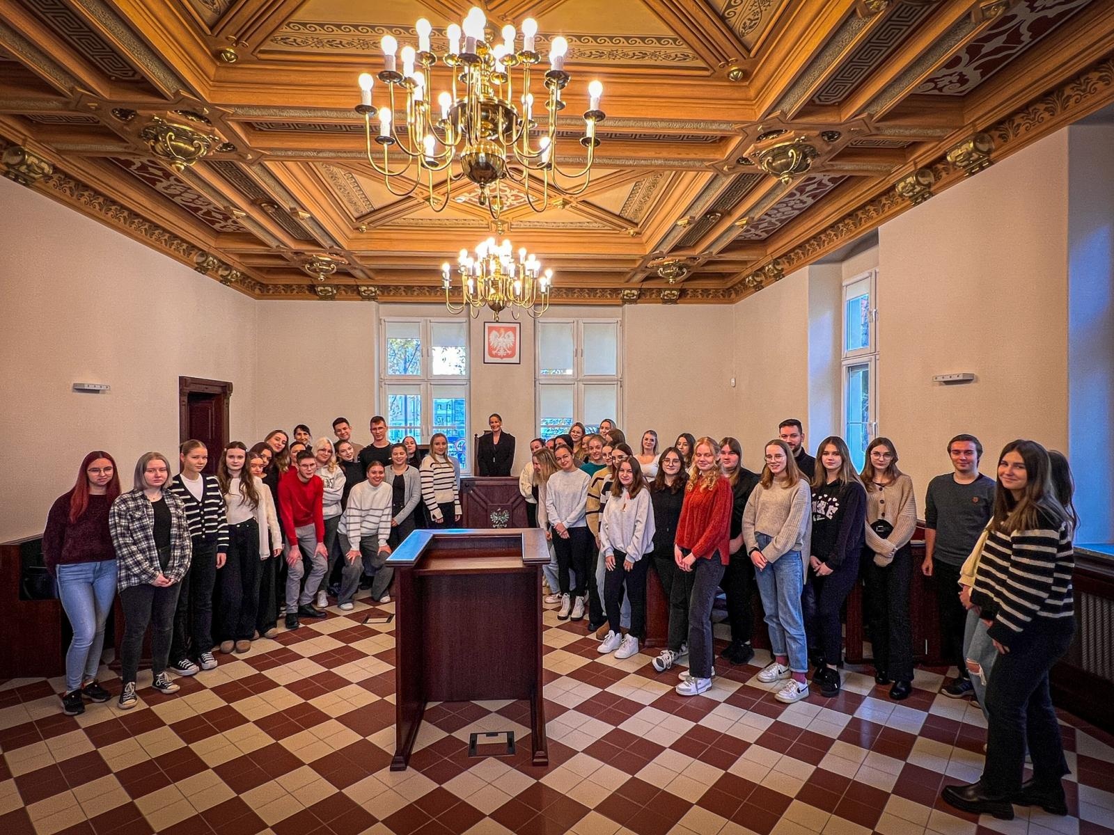 Zdjęcie w galerii na portalu naszraciborz.pl: Studenci pielęgniarstwa zgłębiają prawo medyczne w raciborskim sądzie. Zajęcia w praktyce wymiaru sprawiedliwości wiadomości z regionu