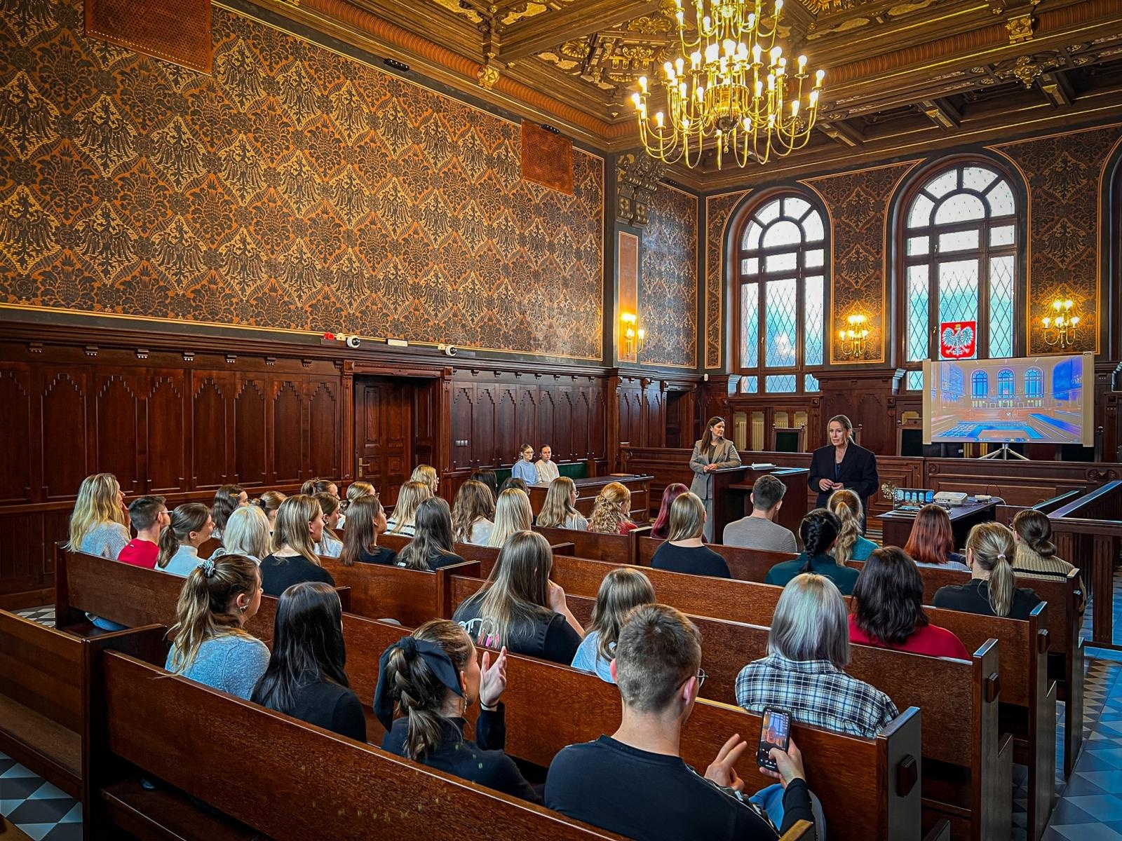 Zdjęcie w galerii na portalu naszraciborz.pl: Studenci pielęgniarstwa zgłębiają prawo medyczne w raciborskim sądzie. Zajęcia w praktyce wymiaru sprawiedliwości wiadomości z regionu