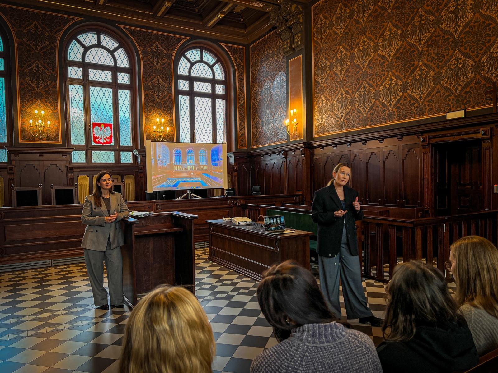 Zdjęcie w galerii na portalu naszraciborz.pl: Studenci pielęgniarstwa zgłębiają prawo medyczne w raciborskim sądzie. Zajęcia w praktyce wymiaru sprawiedliwości wiadomości z regionu