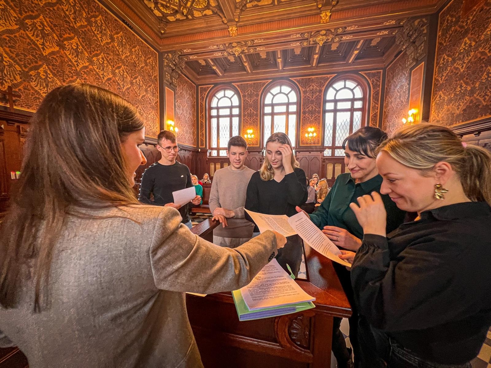 Zdjęcie w galerii na portalu naszraciborz.pl: Studenci pielęgniarstwa zgłębiają prawo medyczne w raciborskim sądzie. Zajęcia w praktyce wymiaru sprawiedliwości wiadomości z regionu