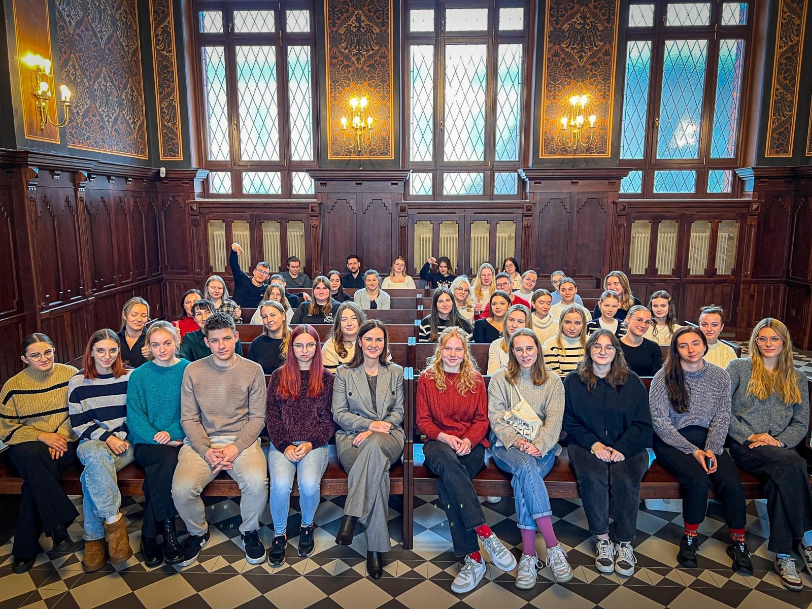 Zdjęcie w galerii na portalu naszraciborz.pl: Studenci pielęgniarstwa zgłębiają prawo medyczne w raciborskim sądzie. Zajęcia w praktyce wymiaru sprawiedliwości wiadomości z regionu