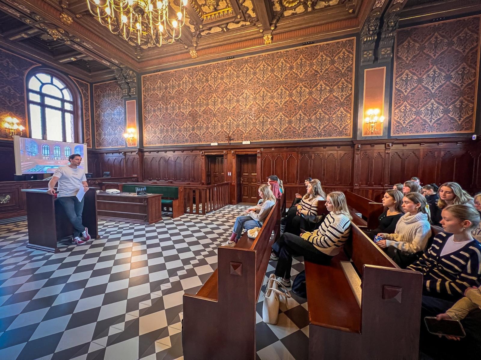 Zdjęcie w galerii na portalu naszraciborz.pl: Studenci pielęgniarstwa zgłębiają prawo medyczne w raciborskim sądzie. Zajęcia w praktyce wymiaru sprawiedliwości wiadomości z regionu